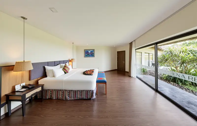 Phòng ngủ Garden Villa, vách kính lớn nhìn ra vườn