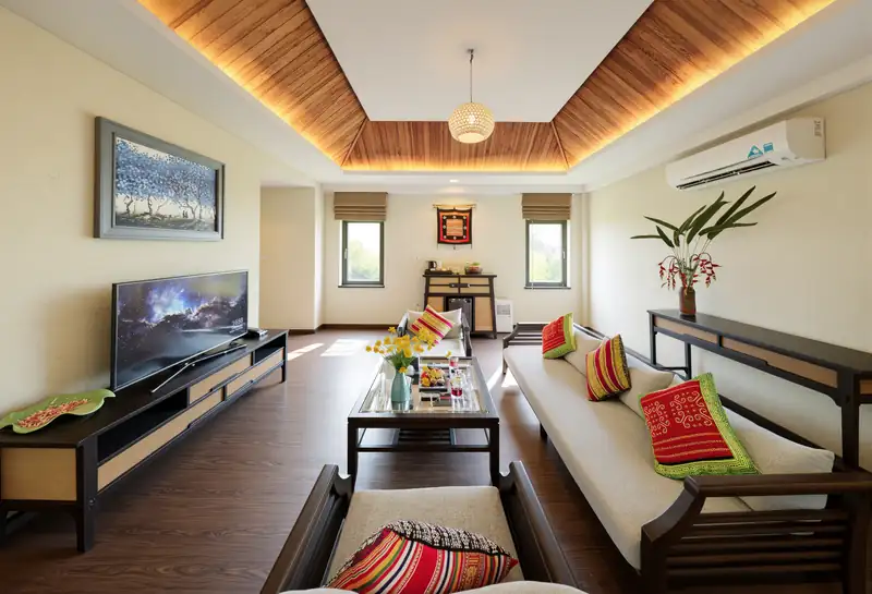 Phòng khách Garden Villa, sofa gối thổ cẩm và kệ TV