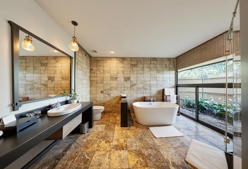 Phòng tắm Garden Villa ốp đá, bồn tắm cạnh vách kính