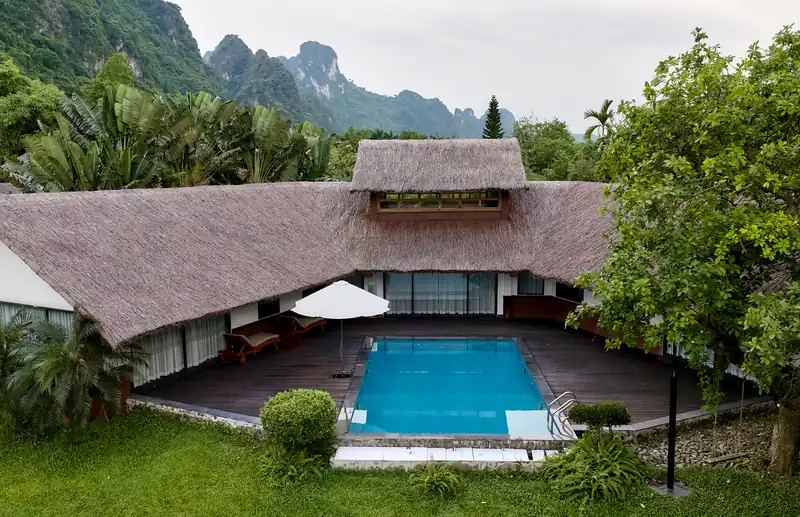Onsen Villa ở Serena Kim Bôi nhìn từ trên cao, hồ bơi riêng giữa vườn