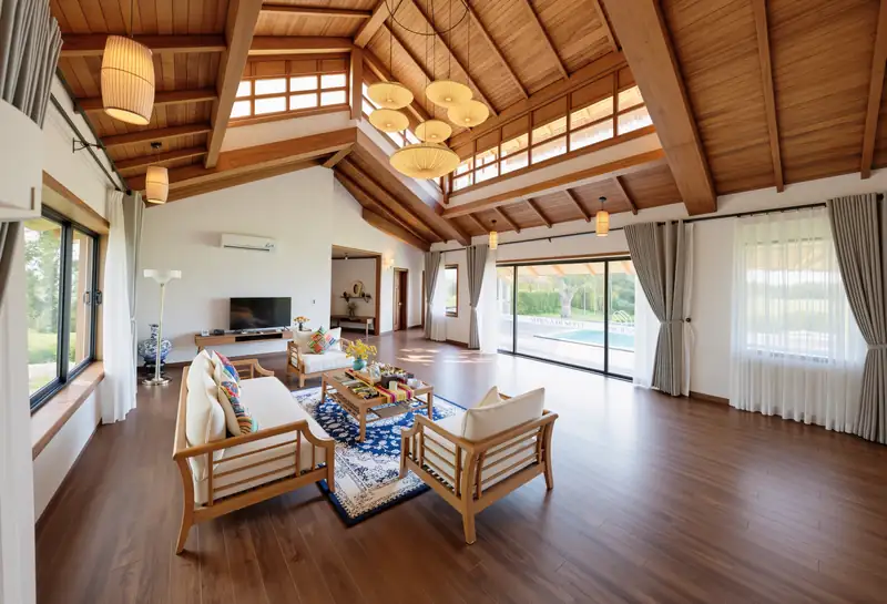 Phòng khách Onsen Villa rộng, cửa kính nhìn ra hồ bơi