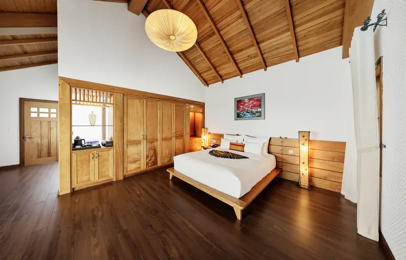 Phòng ngủ Onsen Villa trần gỗ, tủ gỗ và giường đôi