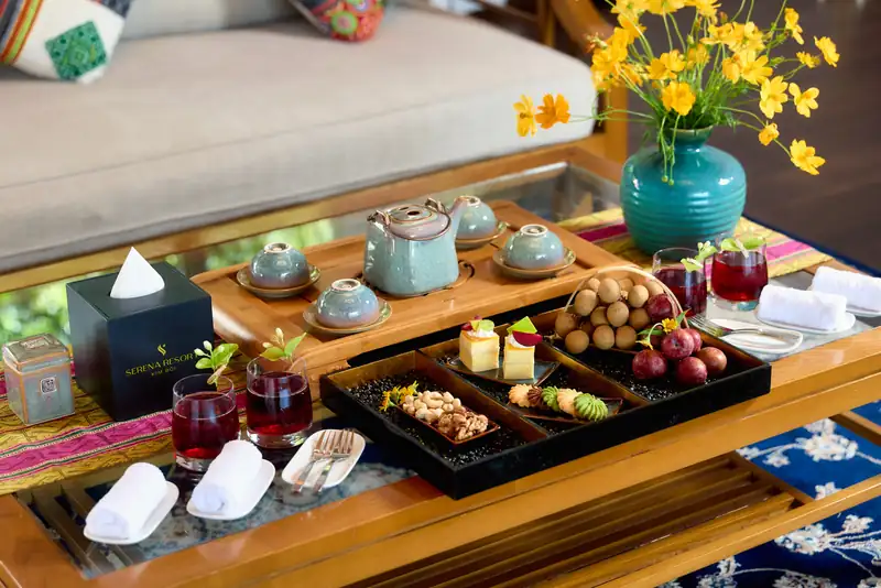 Khay trà, bánh và trái cây đặt sẵn trong Onsen Villa
