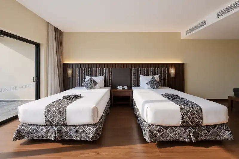 Phòng Zen House hai giường đơn, đầu giường gỗ và khăn thổ cẩm ở Serena Kim Bôi