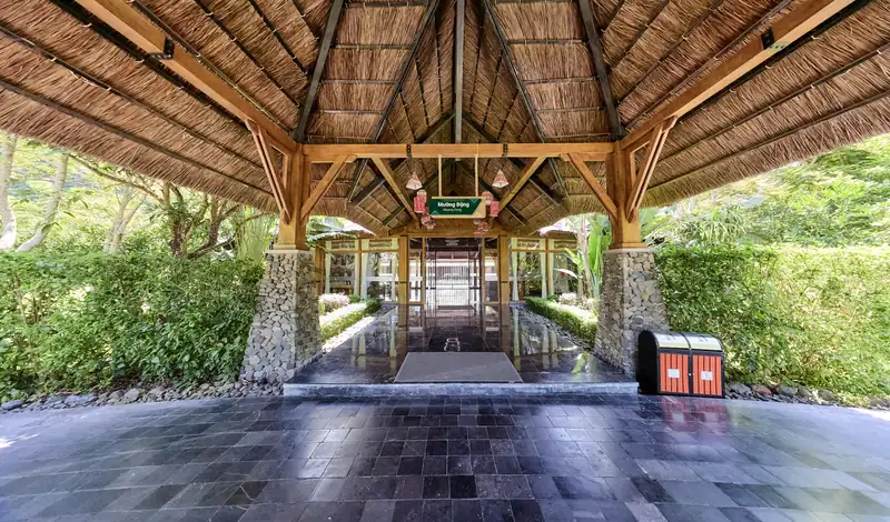 Lối vào mái tranh, cột đá ở khu Zen House, Serena Kim Bôi
