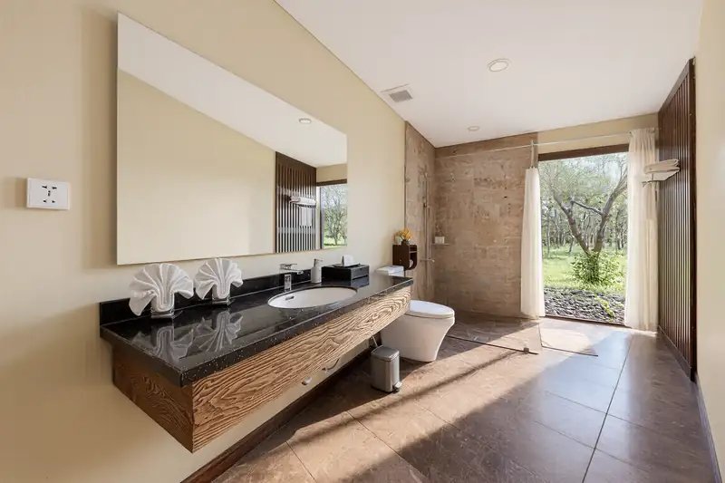 Phòng tắm Zen House ở Serena Kim Bôi, cửa mở ra vườn cây