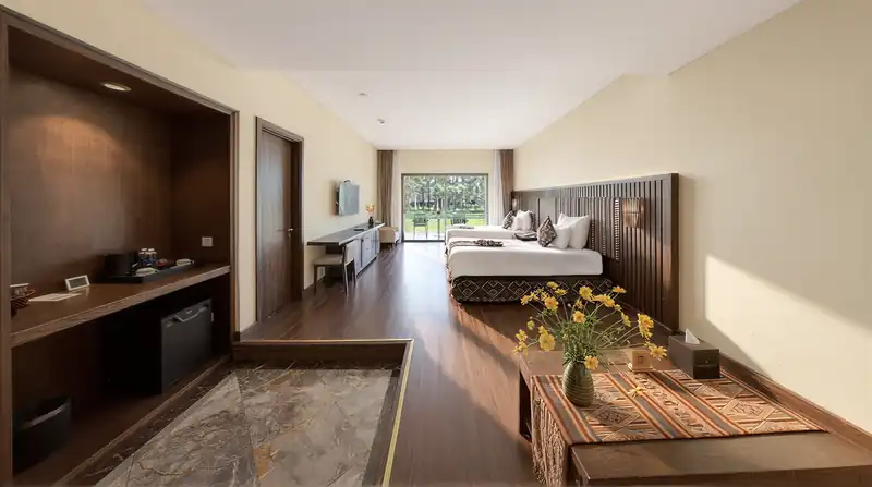Phòng Zen House nhìn từ lối vào, cửa kính cuối phòng mở ra bãi cỏ