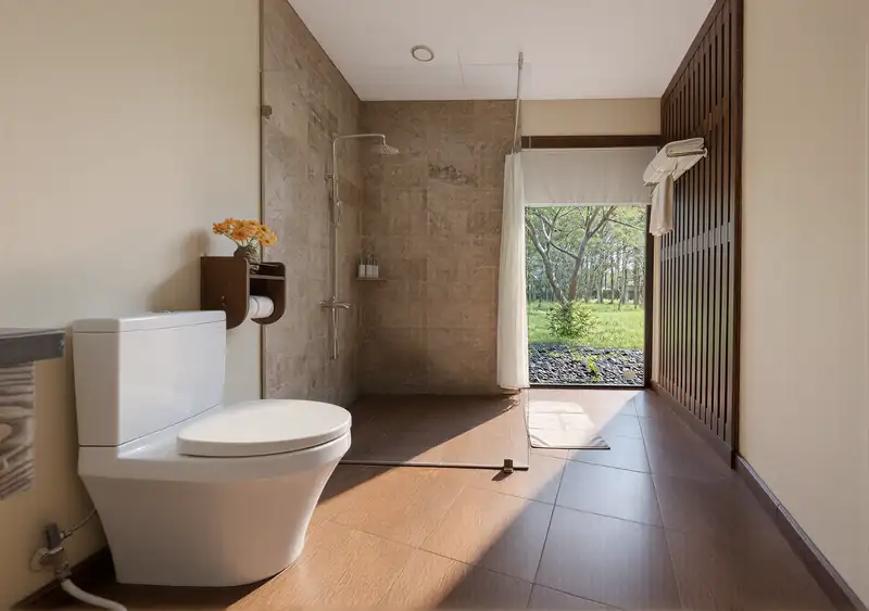 Khu vòi sen trong phòng tắm Zen House, cửa nhìn ra vườn