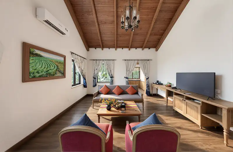 Phòng khách Zen Suite ở Serena Kim Bôi, nội thất gỗ, tre và thổ cẩm