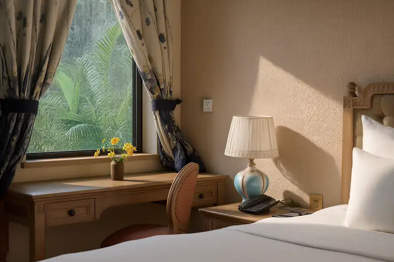 Bàn làm việc, đèn ngủ cạnh giường Zen Suite, cửa sổ nhìn ra vườn
