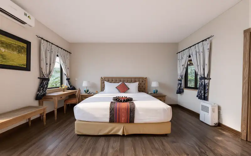 Phòng ngủ Zen Suite giường đôi, cửa sổ rèm hoa xanh