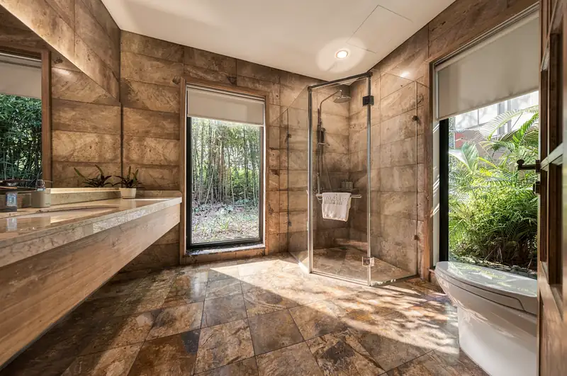 Phòng tắm Zen Suite có cửa kính nhìn ra cây xanh