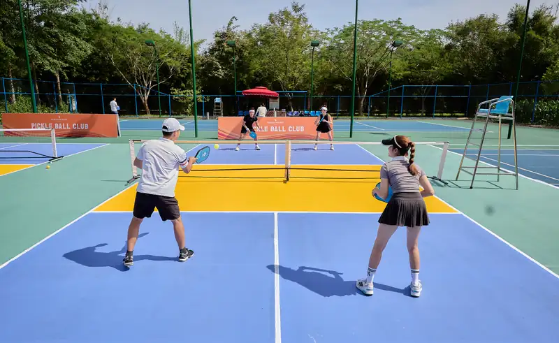 Sân pickleball ngoài trời ở Serena Kim Bôi