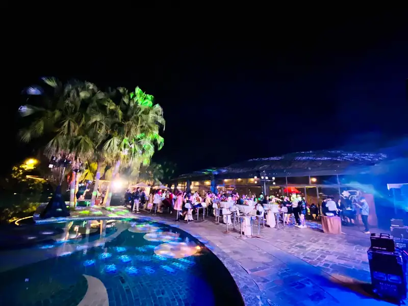 Tiệc tối bên hồ bơi Serena Kim Bôi, bàn tiệc thắp đèn