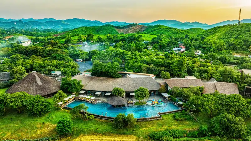 Toàn cảnh Serena Resort Kim Bôi nhìn từ trên cao: hồ bơi, mái tranh giữa thung lũng