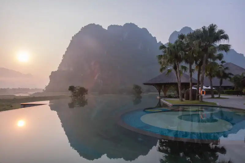 Bình minh ở hồ bơi Serena Resort Kim Bôi, núi đá vôi Kim Bôi soi bóng mặt nước