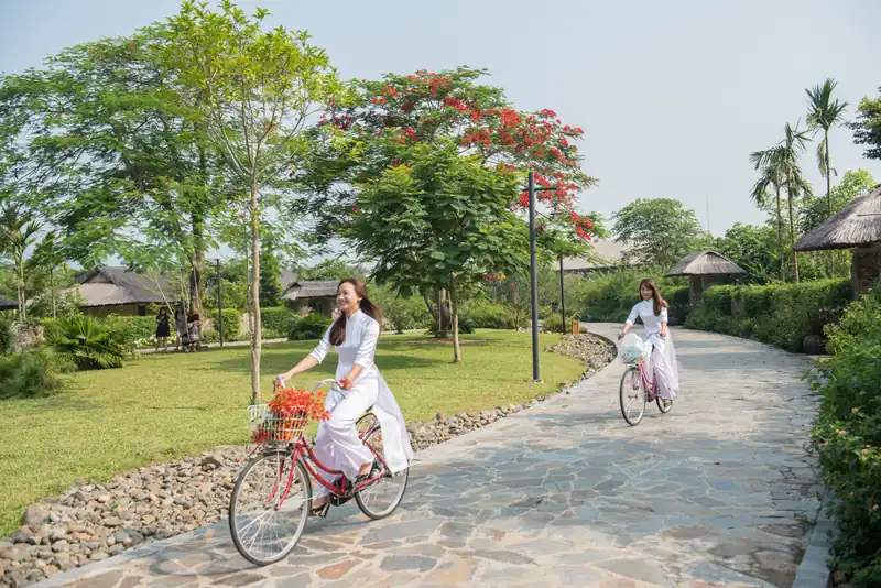 Khách đạp xe trên đường hoa phượng trong khu Serena Kim Bôi