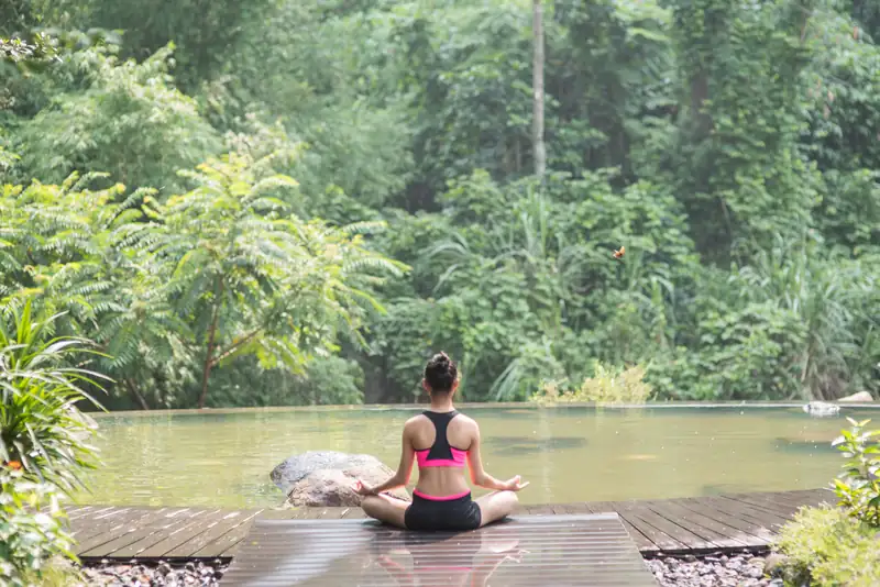 Tập yoga bên hồ giữa rừng cây ở Serena Kim Bôi